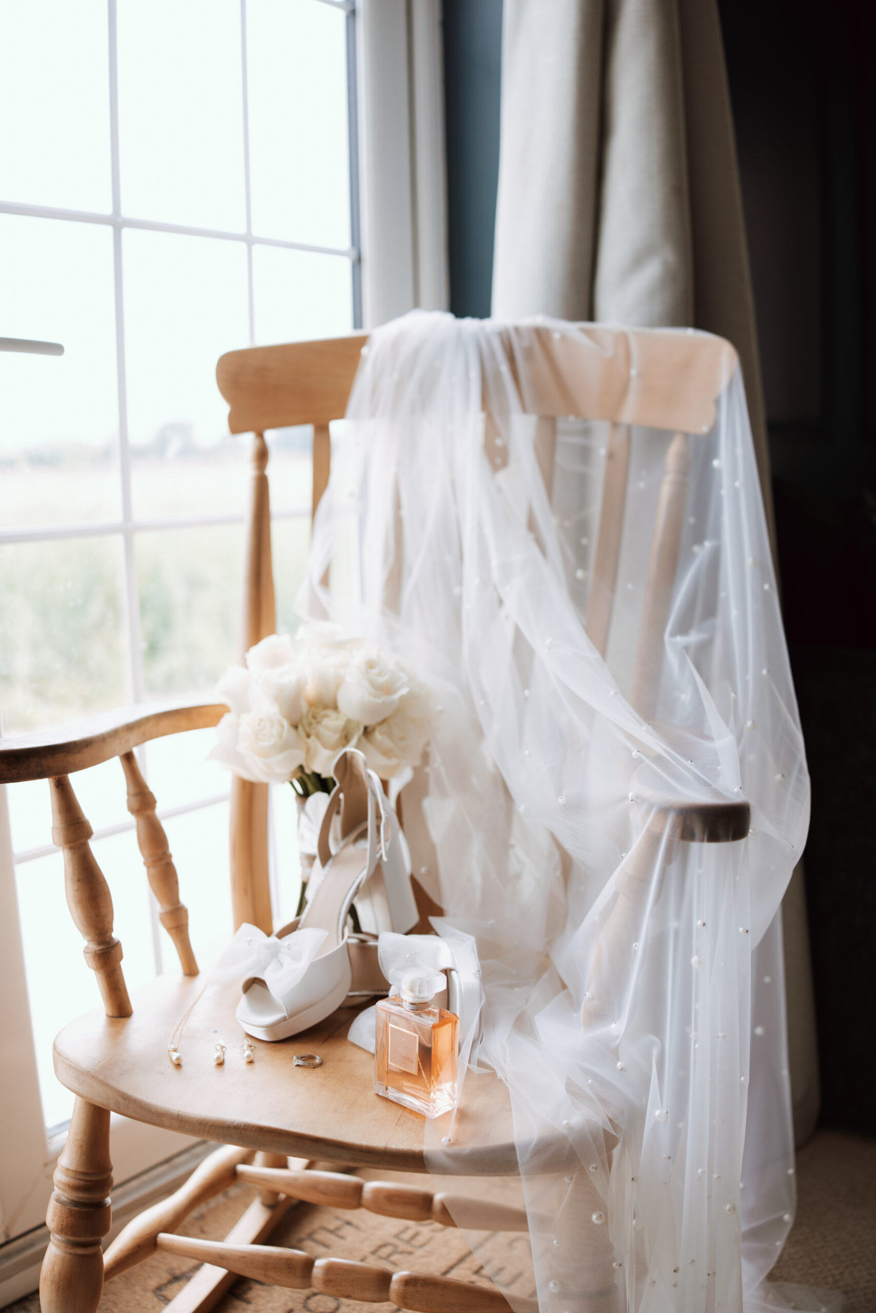 detail photos of the brides shoes, bouquet, veil and flowers 